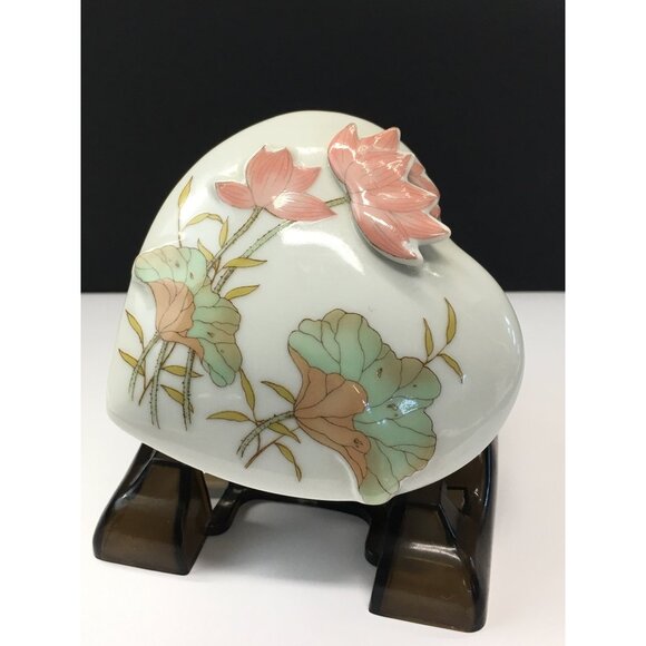 Vtg Heart Shaped Trinket Box Lidded White Porcelain Raised Lotus Flower Japan - Picture 10 of 16